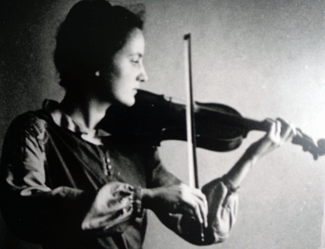 Veronica Carstens spielt Geige