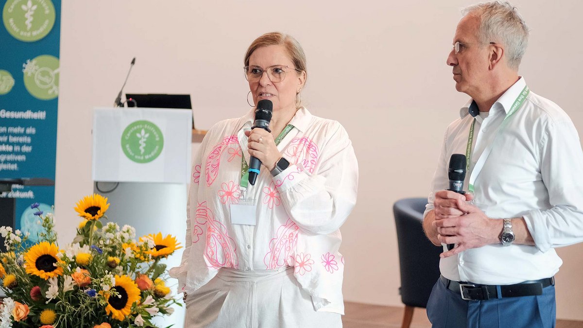 Nicole Germeoth, Geschäftsführerin Carstens-Stiftung mit Prof. Dr. Andreas Michalsen, Vorstandsvorsitzender der Carstens-Stiftung Nicole Germeoth, Geschäftsführerin Carstens-Stiftung mit Prof. Dr. Andreas Michalsen, Vorstandsvorsitzender der Carstens-Stiftung
