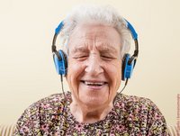 Nicht-medikamentoese Behandlung psychischer Symptome hilft bei Demenz.