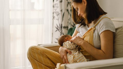 Stillen: Kurbelt Shatavari die Muttermilchproduktion an?