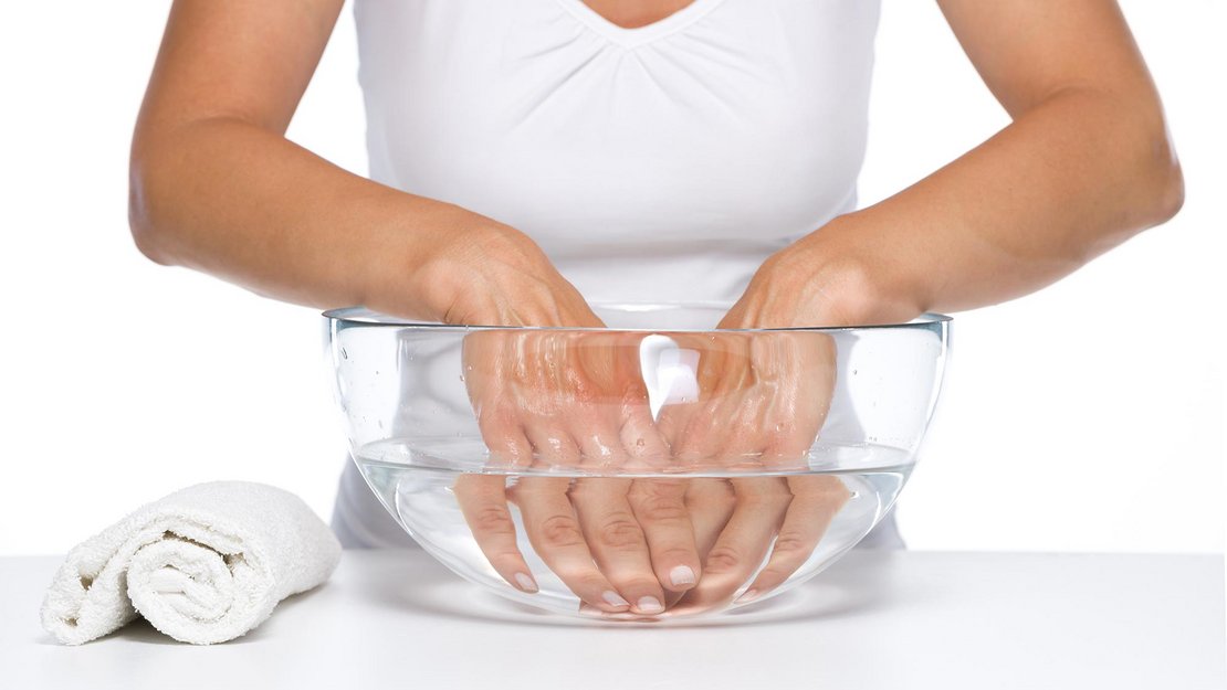 Arthritis: Hand-Fuß-Bad mit warmem (Salz)Wasser