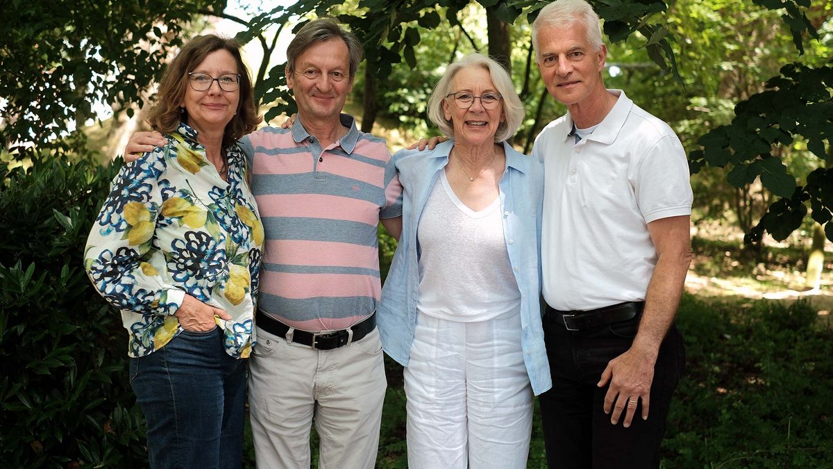 Beate Hoyer-Radtke, Ulrich Müller, Dr. Anna Paul (Vorstandvorsitzende Natur und Medizin e.V.) und Paul Rothenfußer Beate Hoyer-Radtke, Ulrich Müller, Dr. Anna Paul (Vorstandvorsitzende Natur und Medizin e.V.) und Paul Rothenfußer