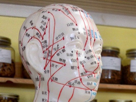 Akupressur und Akupunktur: Eine Übersicht