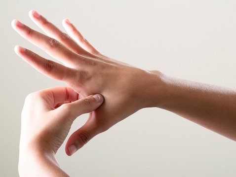 Körperwahrnehmung und Lebensqualität: Akupressur in der Palliativ- und Hospizversorgung