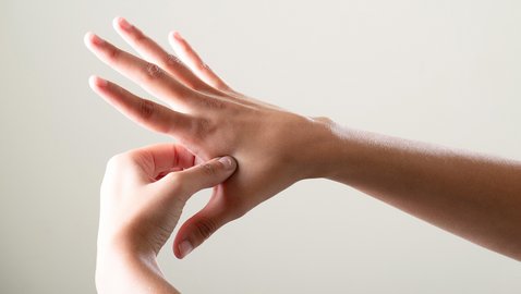 Körperwahrnehmung und Lebensqualität: Akupressur in der Palliativ- und Hospizversorgung