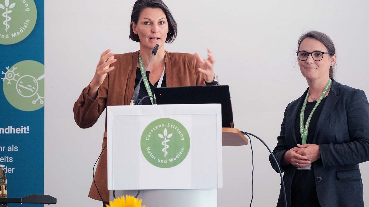 Dr. Julia Siewert mit PD Dr. Claudia Löffler Dr. Julia Siewert mit PD Dr. Claudia Löffler