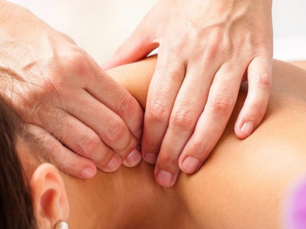 Carstens-Stiftung: Tuina-Massage lockert den chronisch verspannten Nacken