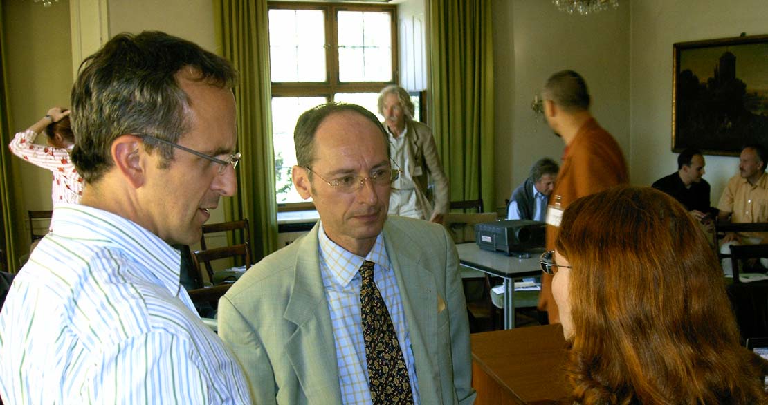 Dr. Markus Wiesenauer 2004 mit Professor Andreas Michalsen und Frau Professorin Claudia Witt während des Projektleitersymposiums auf der Burg Reisensburg. Quelle: Archiv der Carstens-Stiftung  