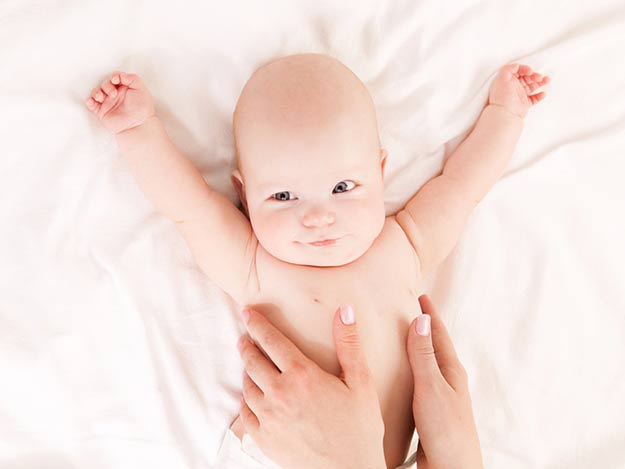 Babymassage für Frühchen mit Neugeborenen-Gelbsucht