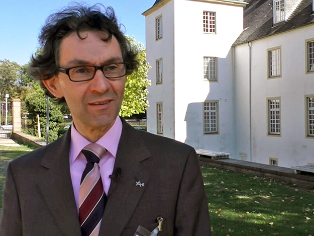 OptiDem: Prof. Elmar Gräßel über psycho-soziale Interventionen und ihre Herausforderungen