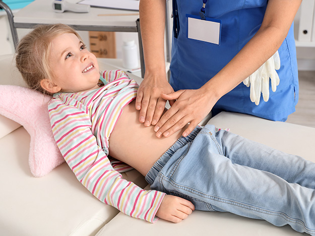 Carstens-Stiftung: Lindert schwedische Massage Verstopfungssymptome bei Kindern?